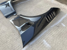 Load image into Gallery viewer, BMW E92 M3 Carbon fiber vented fenders
